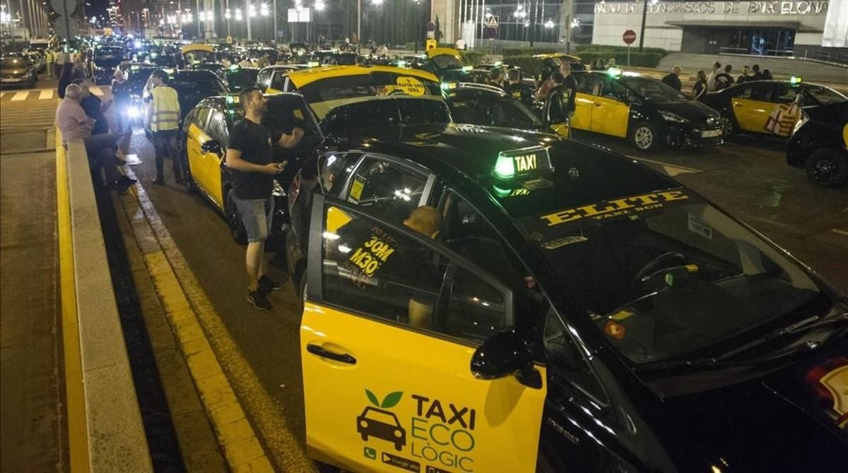 Cocentración de taxis en Barcelona para protestar por la competencia desleal. Cocentración de taxis en Barcelona para protestar por la competencia desleal.