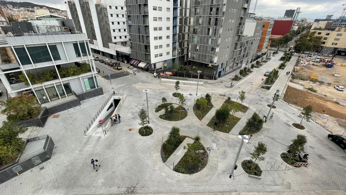 La nueva plaza generada en el cruce de Almogàvers con Zamora, este miércoles La nueva plaza generada en el cruce de Almogàvers con Zamora, este miércoles