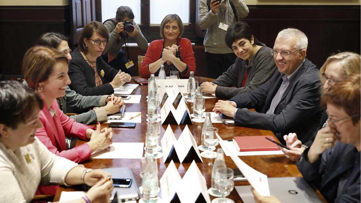 Mesa de partidos y entidades sociales para preparar una ley catalana de eutanasia y suicidio asistido.