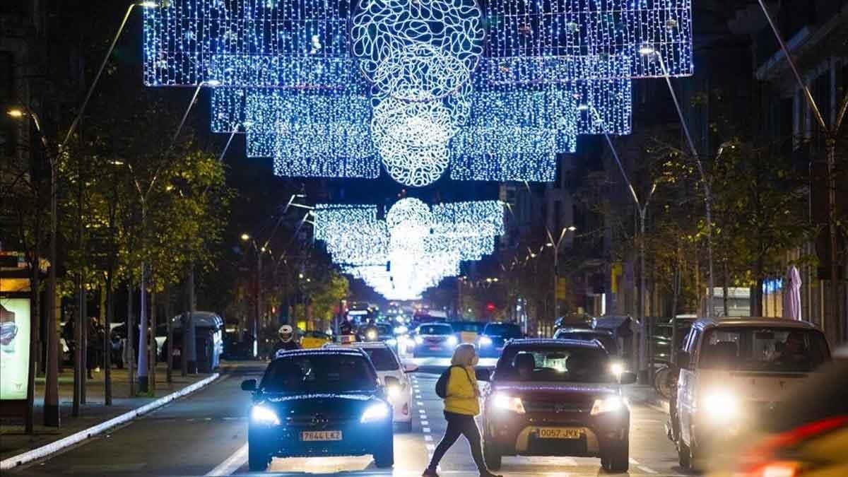 El toque de queda en Nochebuena y Fin de Año comenzará a la 1.30. Así lo ha explicado Pere Aragonès. En la foto, luces de Navidad en la calle de Balmes, en Barcelona.