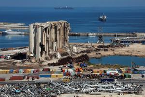 Una vista general muestra los silos de Beirut dañados en la explosión del puerto de agosto de 2020
