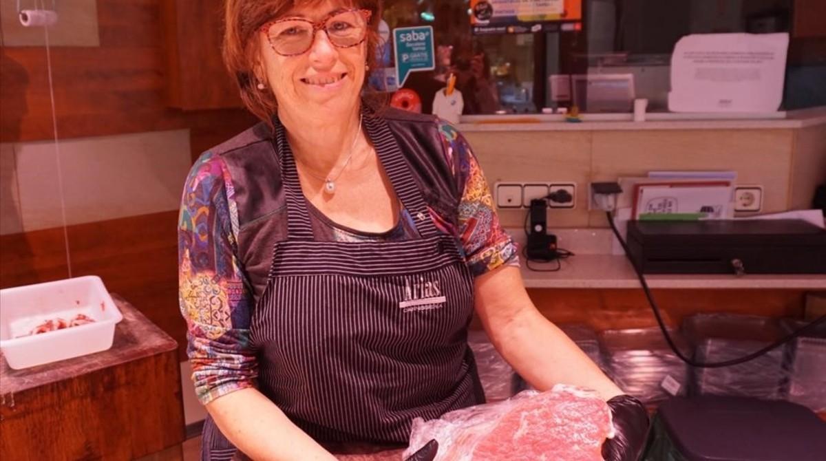 Encarna Gonzalez, propietaria del puesto Carnisseria Arias en el mercado de Santa Caterina.
