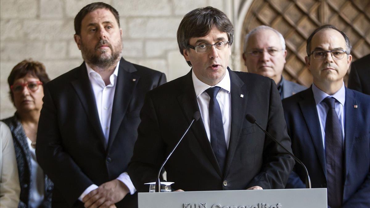 Carles Puigdemont y algunos miembros de su Govern.
