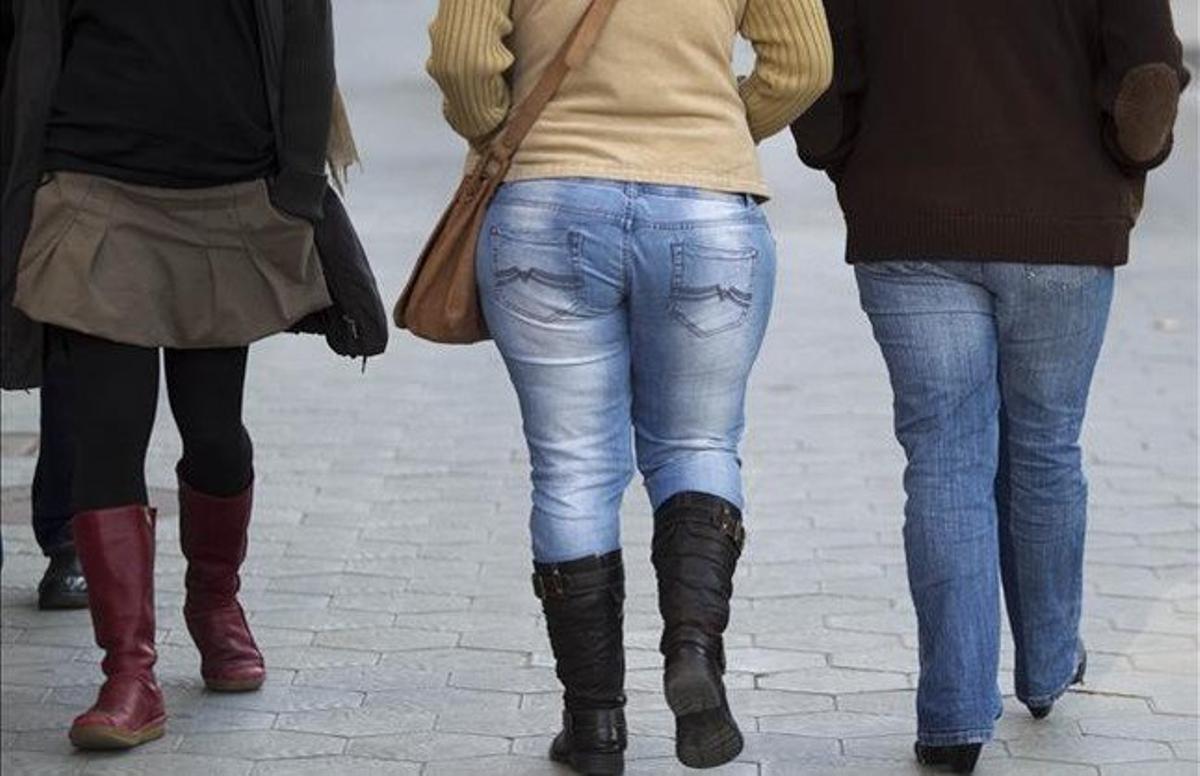Mujer con sobrepeso en una calle de Barcelona.