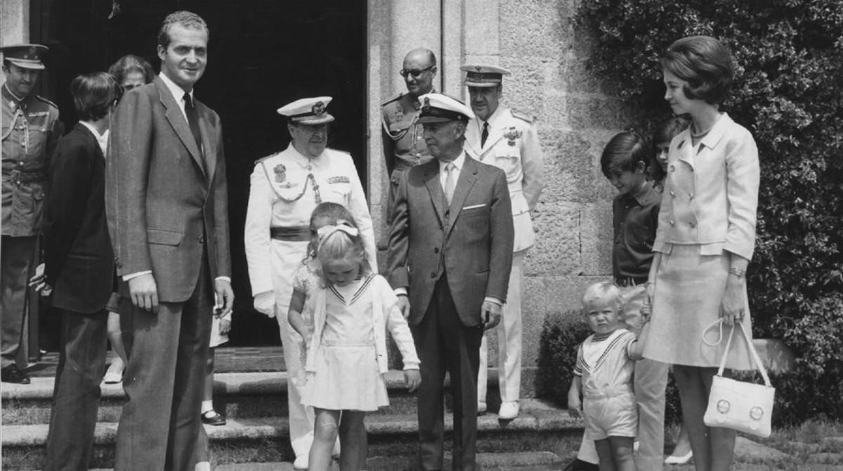 Foto de archivo de Franco con los ahora Reyes eméritos y sus hijos, en el pazo de Meirás.