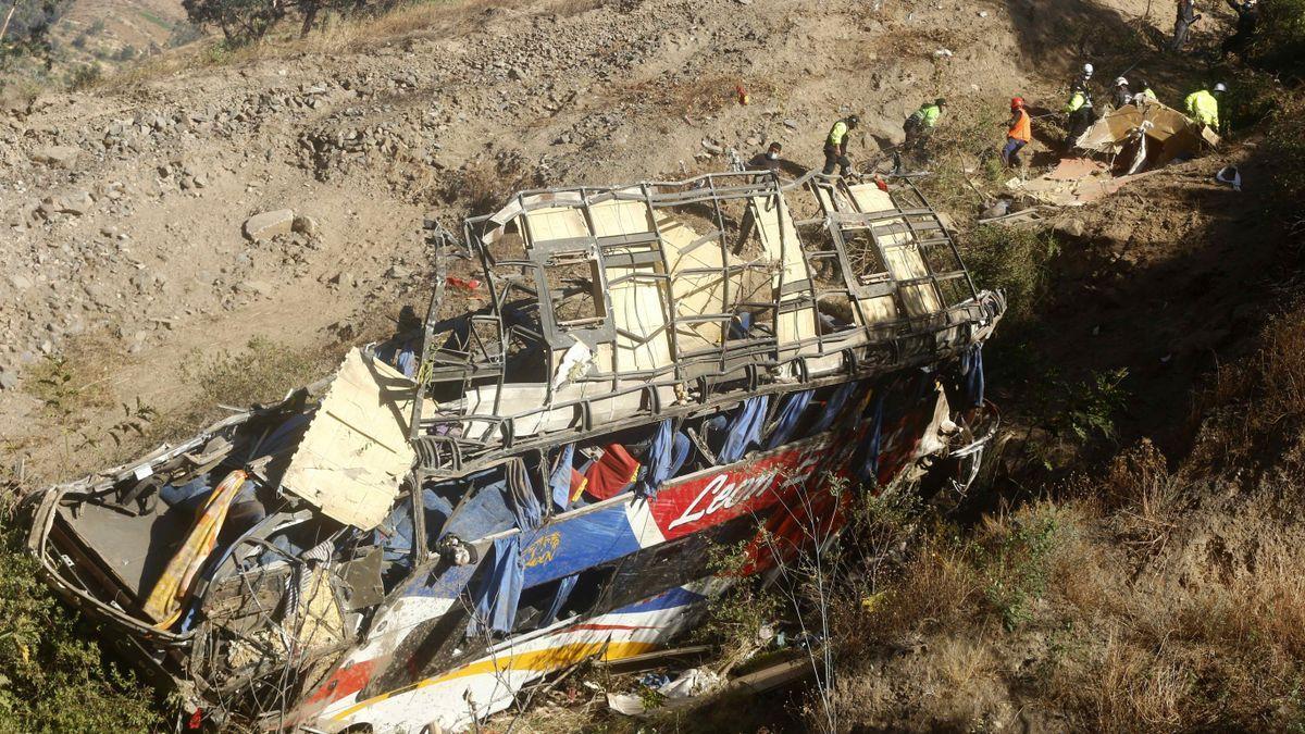 Un autobús s’estimba a Bolívia i deixa almenys 23 morts i 13 ferits