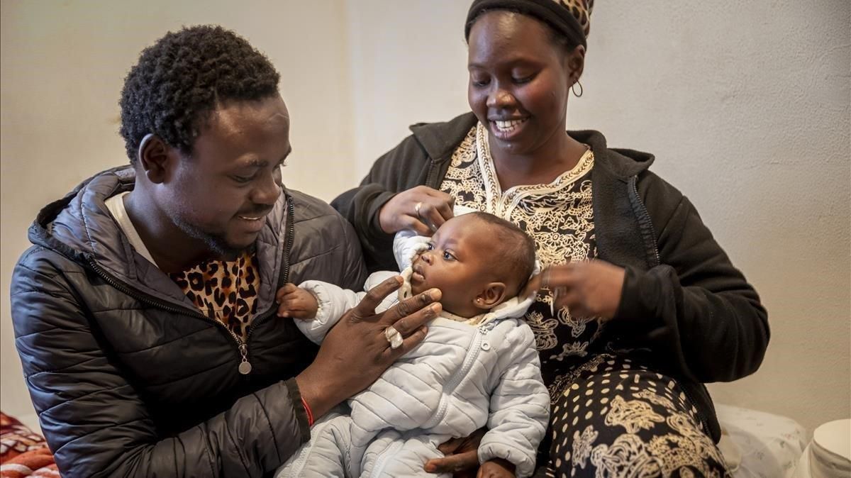 Gorgui y su familia en la media habitación en la que viven pocos días después de haber salvado de un incendio a un hombre con movilidad reducida Gorgui y su familia en la media habitación en la que viven pocos días después de haber salvado de un incendio a un hombre con movilidad reducida
