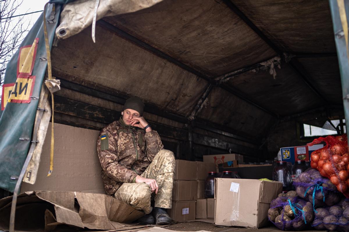 Un soldado ucraniano, en un camión que suministra alimentos al frente.
