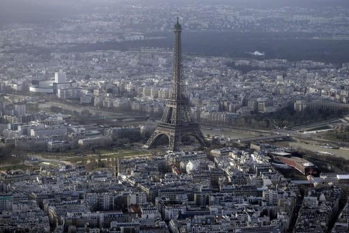 Foto aérea de la Torre Eiffel de París. Foto aérea de la Torre Eiffel de París.