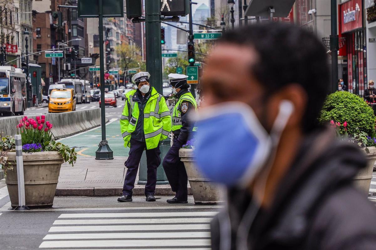 Un hombre con mascarilla en una calle de Nueva York. Un hombre con mascarilla en una calle de Nueva York.