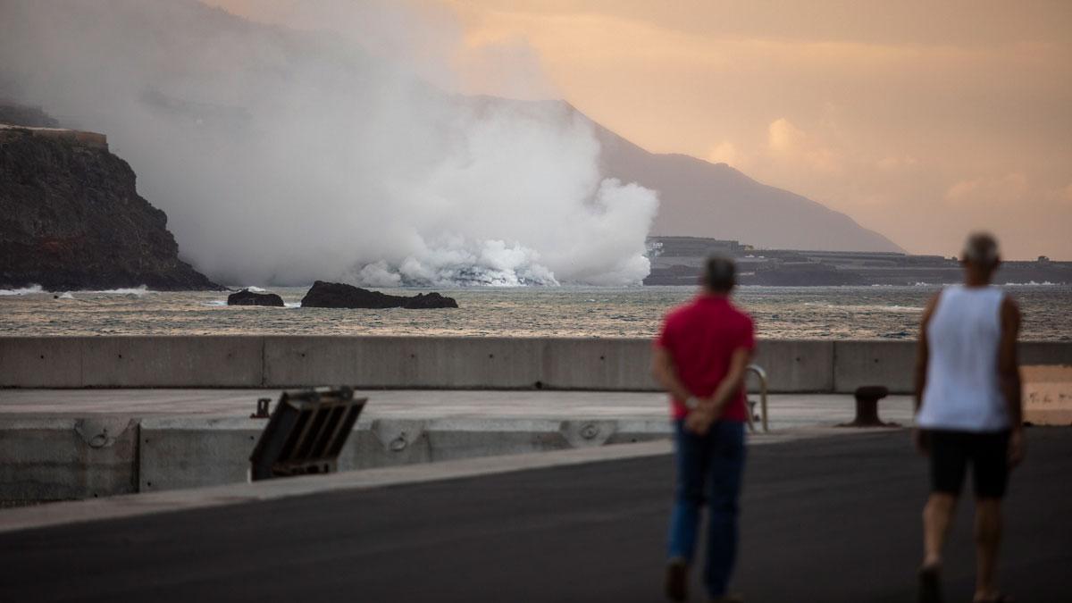 Hipnóticas imágenes de la colada de lava del volcán de La Palma entrando en el mar.