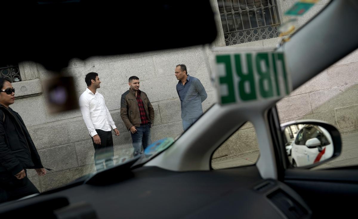 El fenomen dels taxistes pakistanesos de Barcelona arriba a Madrid: «Aquí conduir és difícil»