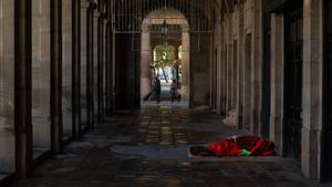 Una persona duerme en la calle en Barcelona