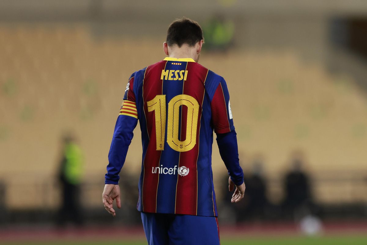 Messi abandona el estadio de La Cartuja tras ser expulsado. Messi abandona el estadio de La Cartuja tras ser expulsado.