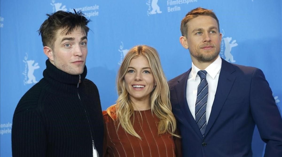 Robert Pattinson, Sienna Miller y Charlie Hunnam, en la presentación de ’The lost city of Z’ en Berlín. Robert Pattinson, Sienna Miller y Charlie Hunnam, en la presentación de ’The lost city of Z’ en Berlín.