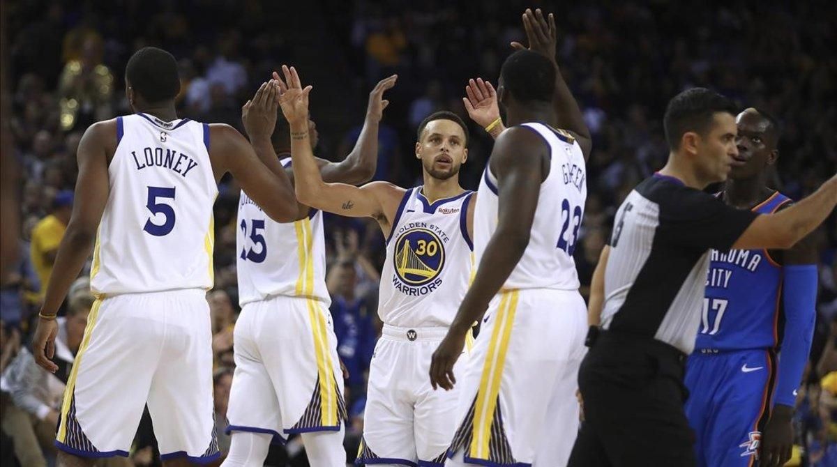 Stephen Curry celebra con sus compañeros una buena acción en los días felices de los Warriors. Stephen Curry celebra con sus compañeros una buena acción en los días felices de los Warriors.