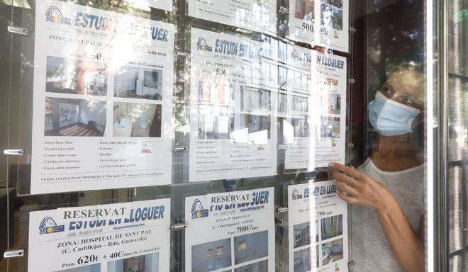 Viviendas de alquiler anunciadas en una inmobiliaria de Barcelona.