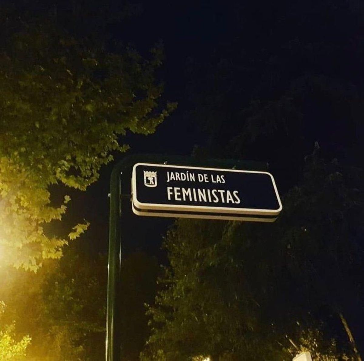 Placa del Jardín de las Feministas. Placa del Jardín de las Feministas.