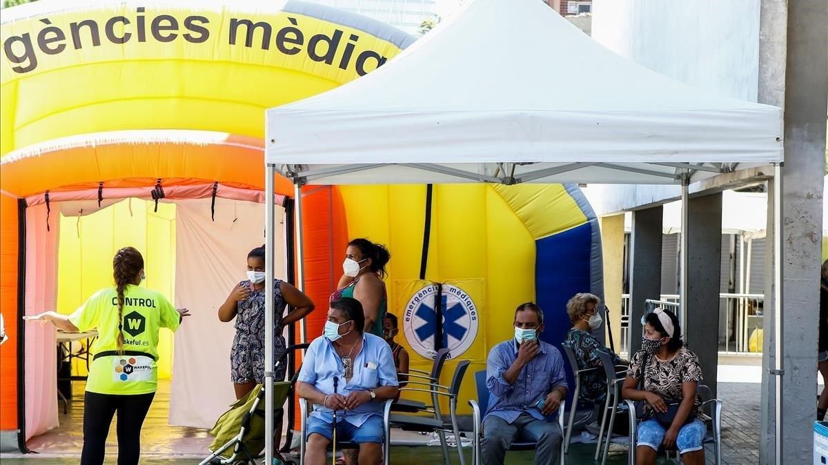 Cola de ciudadanos en el barrio del Besòs, este miércoles, para hacerse las pruebas PCR de covid-19. Cola de ciudadanos en el barrio del Besòs, este miércoles, para hacerse las pruebas PCR de covid-19.