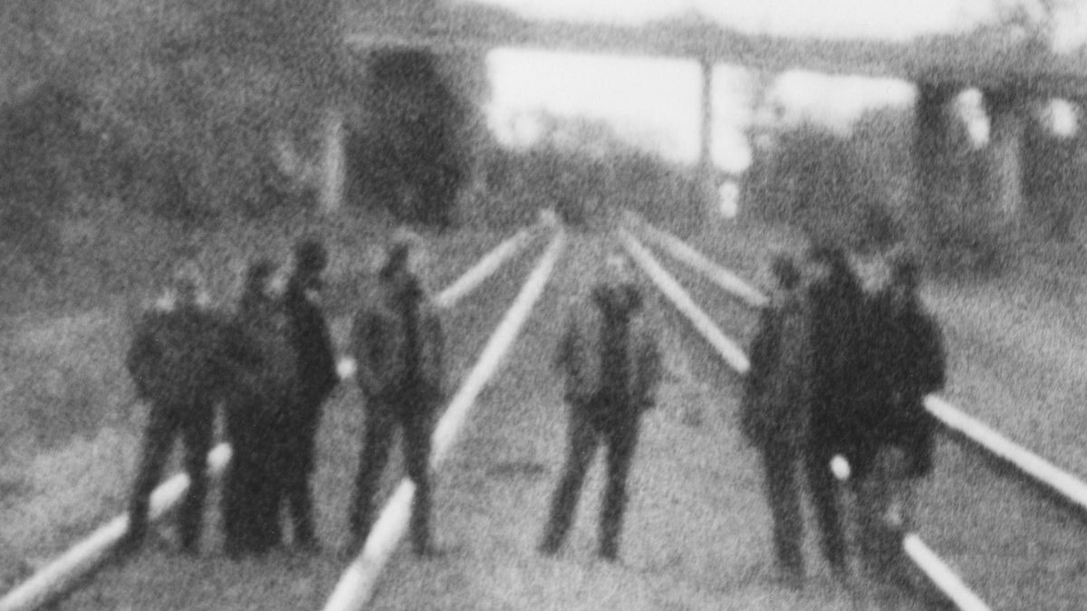 Una abstracta imagen promocional de Godspeed You! Black Emperor. Una abstracta imagen promocional de Godspeed You! Black Emperor.