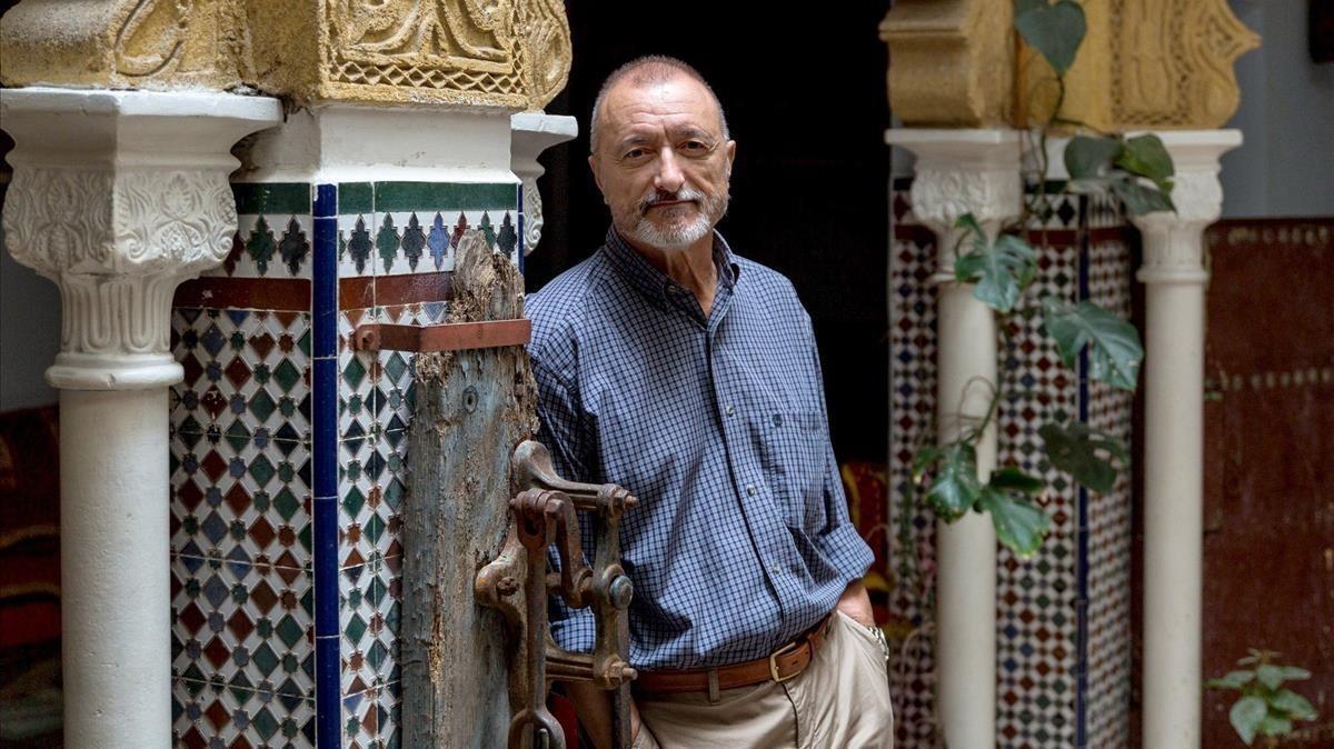 Arturo Pérez-Reverte, en el Hotel Continental de Tánger. Arturo Pérez-Reverte, en el Hotel Continental de Tánger.