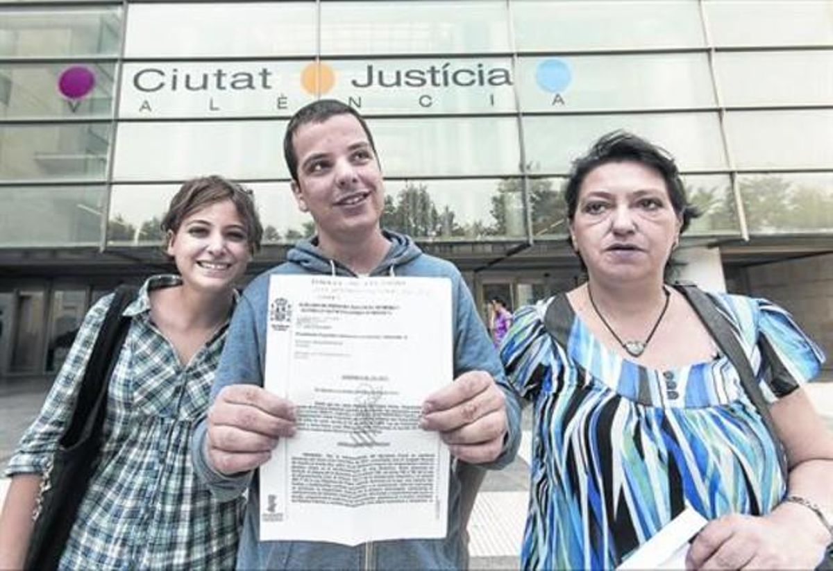 Víctor, con su madre y su hermana, ante la Audiencia Provincial, la semana pasada. Víctor, con su madre y su hermana, ante la Audiencia Provincial, la semana pasada.
