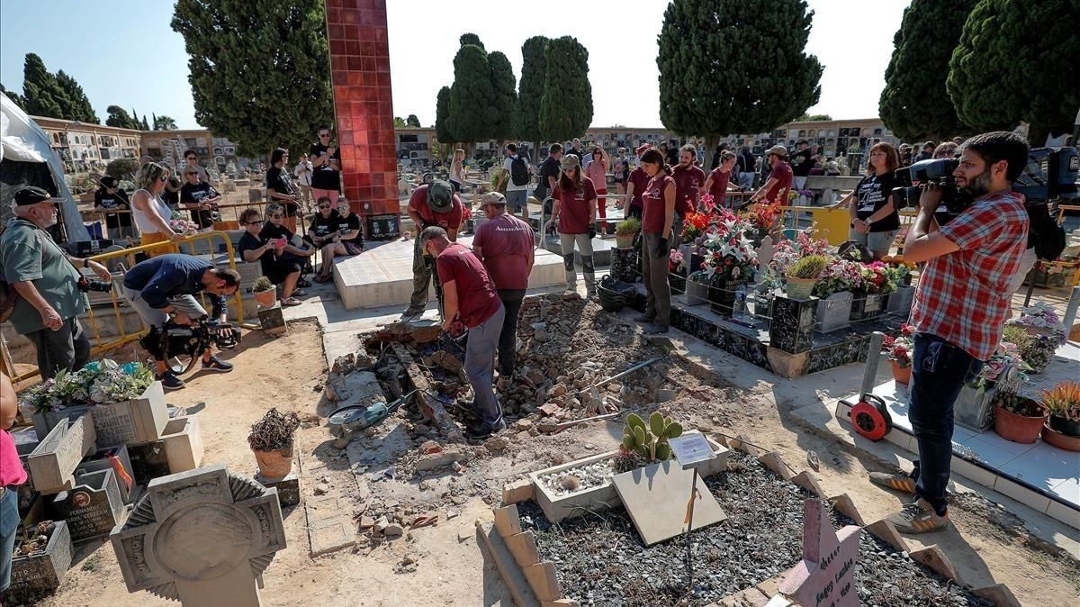 Inicio de los trabajos de exhumación de una fosa en Paterna con restos de fusilados por el franquismo. Inicio de los trabajos de exhumación de una fosa en Paterna con restos de fusilados por el franquismo.