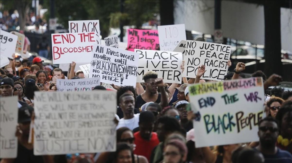 Manifestantes recorren el centro de Atlanta contra la brutalidad policial, este viernes.