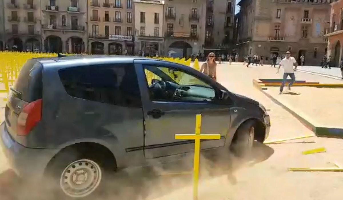 El coche que ha embestido las cruces amarillas en Vic.