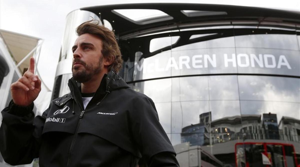 Fernando Alonso, ante el ’hospitality’ de McLaren en el GP de Austria.