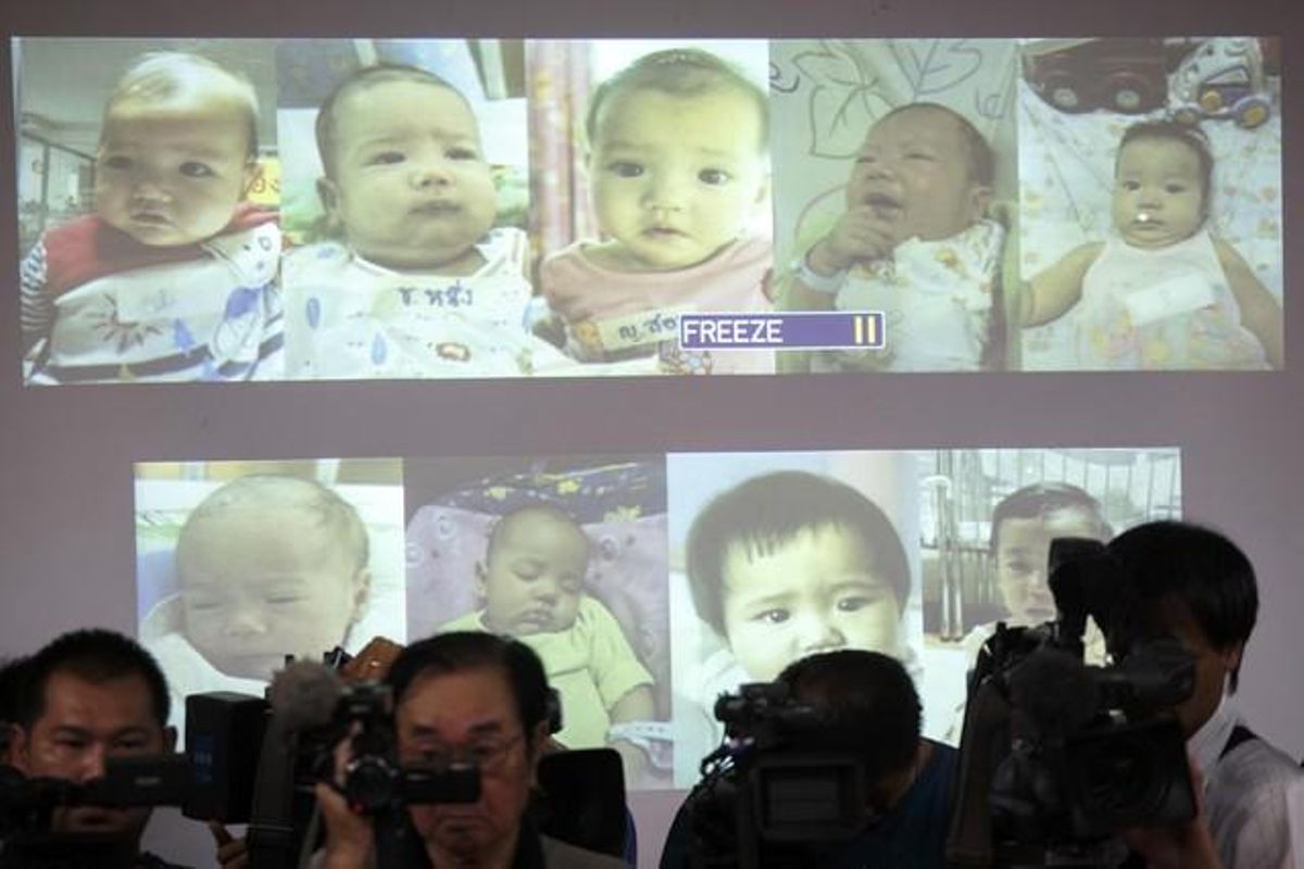 Fotos de los bebés que se sospecha son del mismo padre durante la rueda de prensa ofrecida por la policía tailandesa el 12 de agosto de 2014 en Bangkok, Tailandia. Fotos de los bebés que se sospecha son del mismo padre durante la rueda de prensa ofrecida por la policía tailandesa el 12 de agosto de 2014 en Bangkok, Tailandia.