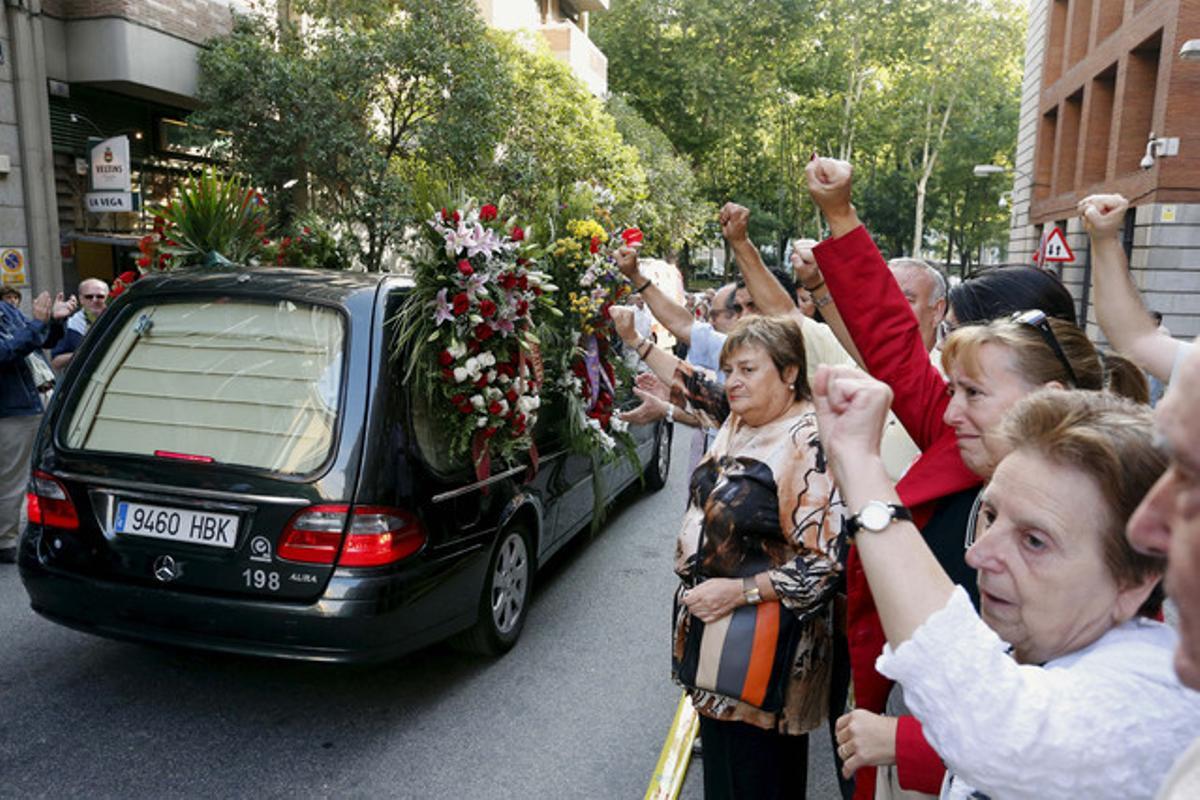 Una multitud acomiada el seguici fúnebre de l’històric dirigent comunista Santiago Carrillo, aquest dijous, camí del cementiri de La Almudena (Madrid). Una multitud acomiada el seguici fúnebre de l’històric dirigent comunista Santiago Carrillo, aquest dijous, camí del cementiri de La Almudena (Madrid).