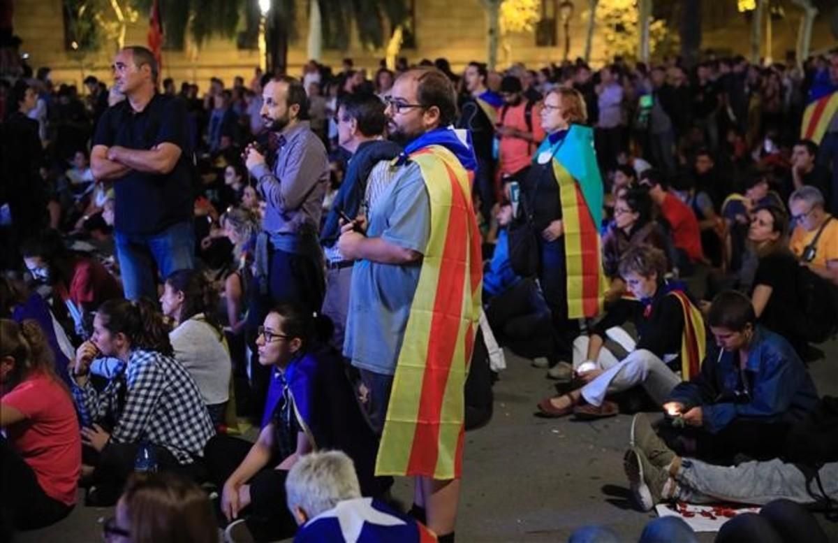 Decepción entre los independentistas, en Lluís Companys, tras escuchar al ’president’ Puigdemont. Decepción entre los independentistas, en Lluís Companys, tras escuchar al ’president’ Puigdemont.