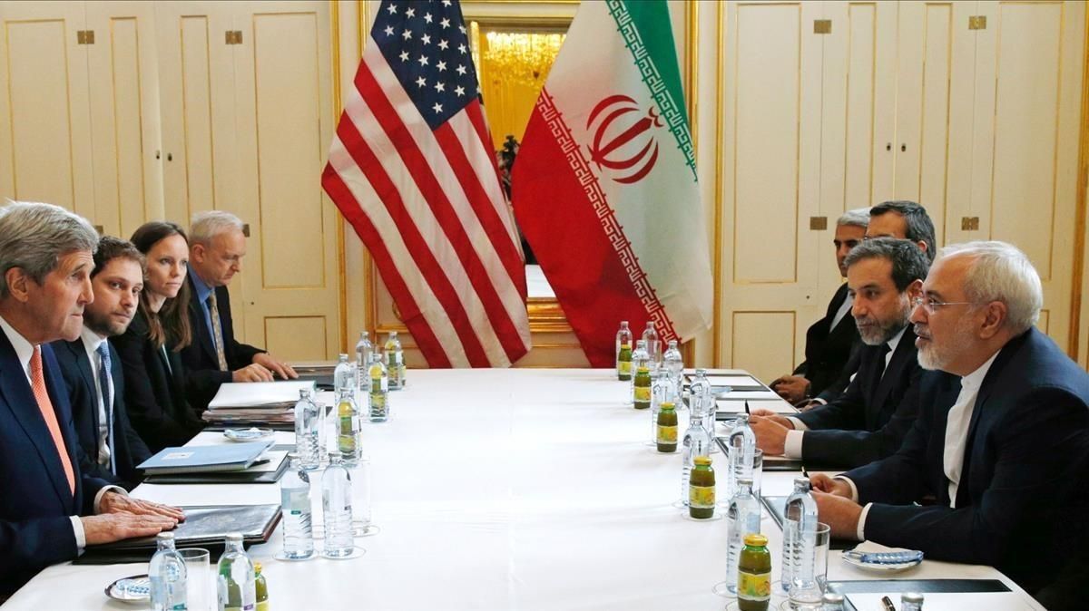 La delegación de EEUU, presidida por el secretario de Estado, John Kerry, con la delegación iraní liderada por su homólogo Javad Zarif, el 16 de enero del 2016. La delegación de EEUU, presidida por el secretario de Estado, John Kerry, con la delegación iraní liderada por su homólogo Javad Zarif, el 16 de enero del 2016.