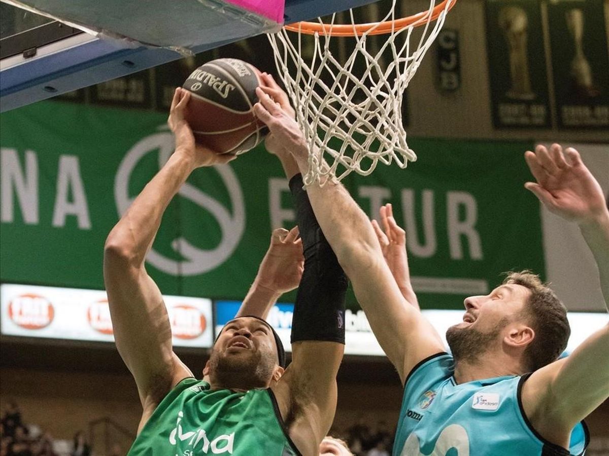 Jordan pugna con dos rivales de Estudiantes. Jordan pugna con dos rivales de Estudiantes.
