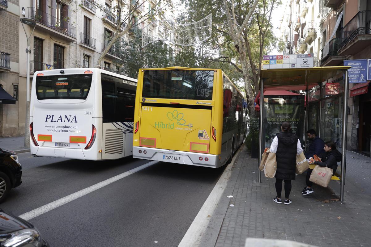 Tráfico incesante de autobuses por la calle Sepúlveda de Barcelona.