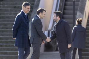 Emmanuel Macron saluda a Pere Aragonès, ante Pedro Sánchez