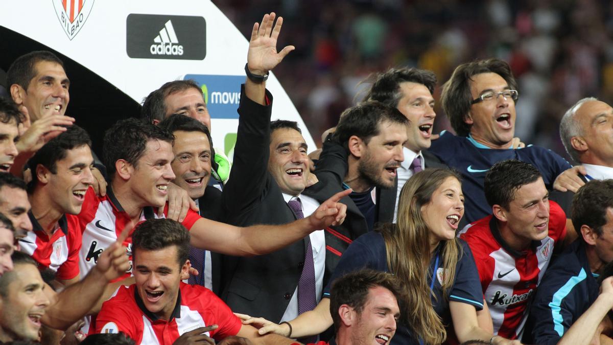 Ernesto Valverde, entrenador del Athletic Club de Bilbao,  celebra la victoria de la Supercopa de España frente al FC Barcelona  el 17 de agosto de 2015 en el Camp Nou