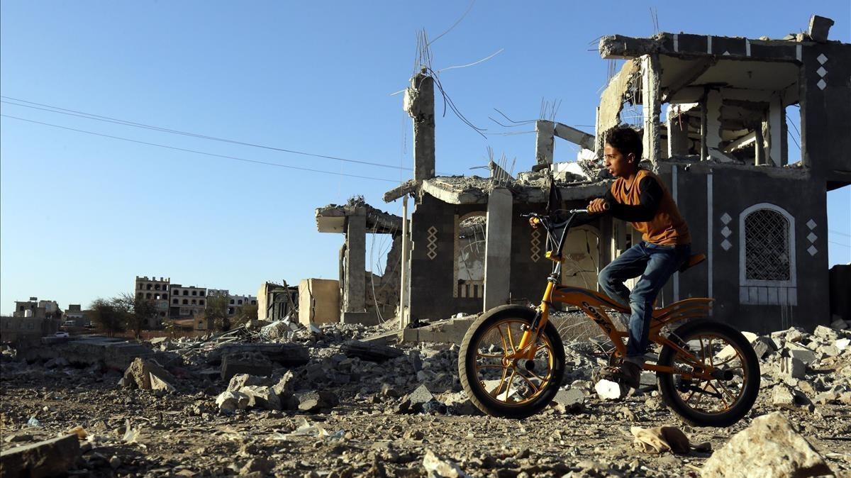 Un niño yemení pasea con su bicicleta junto a los escombros de una vivenda en Saná destrozada por los bombardeos aéreos Un niño yemení pasea con su bicicleta junto a los escombros de una vivenda en Saná destrozada por los bombardeos aéreos