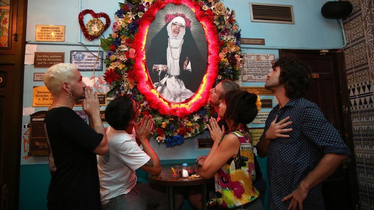 Rubén Domènech,  José del Solar, Xavi Salva, Cecilia González y Alberto Abascal, parte del equipo del Sor Rita, piden un milagro ante el retrato de su monja petarda.   