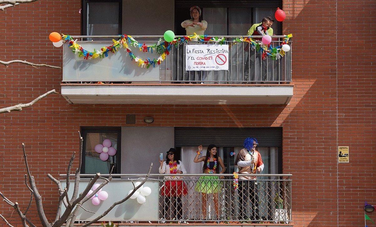 Varios vecinos de un edificio de Santa Margarida de Montbui bailan y cantan en sus balcones durante el confinamiento, el pasado 20 de marzo. Varios vecinos de un edificio de Santa Margarida de Montbui bailan y cantan en sus balcones durante el confinamiento, el pasado 20 de marzo.