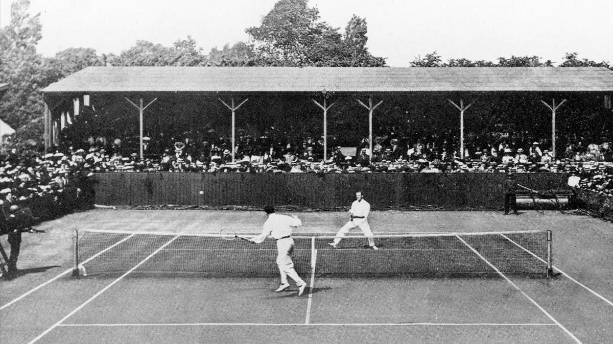 Wimbledon, 1919, un partido disputado por el mítico Anthony Wilding. Wimbledon, 1919, un partido disputado por el mítico Anthony Wilding.