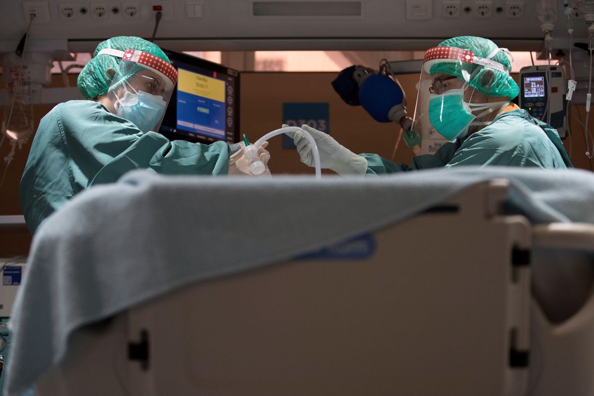 Dos profesionales sanitarios trabajan en la UCI del Hospital Vall d’Hebron de Barcelona Dos profesionales sanitarios trabajan en la UCI del Hospital Vall d’Hebron de Barcelona