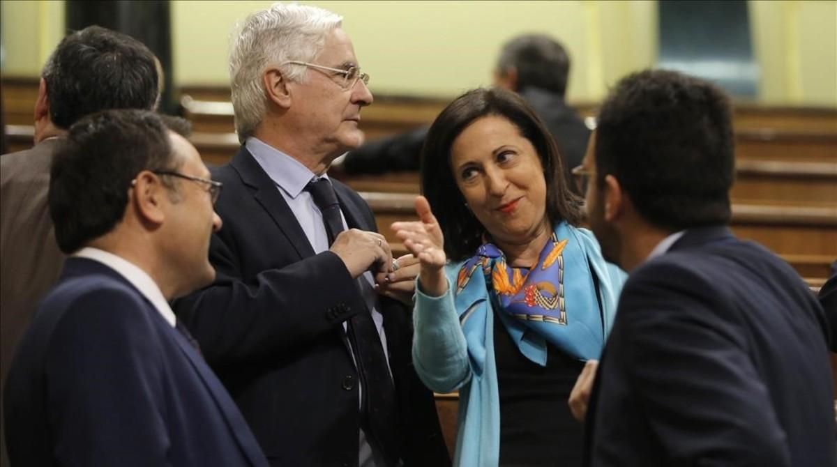 Los diputados del PSOE Margarita Robles y Miguel Ángel Heredia, junto al portavoz Antonio Hernando, en el Congreso. Los diputados del PSOE Margarita Robles y Miguel Ángel Heredia, junto al portavoz Antonio Hernando, en el Congreso.