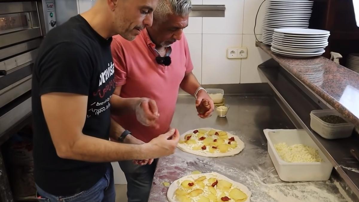  Edu González, de Bravas Barcelona, y el pizzero ’youtuber’ Pino Prestanizzi enseñarán a hacer pizzas de patatas bravas en un ’showcooking’ del Pizzas Fest.