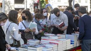 Ambiente en el Paseo de Gràcia alrededor de los puestos de libros durante la ’diada’ de Sant Jordi de 2021. 
