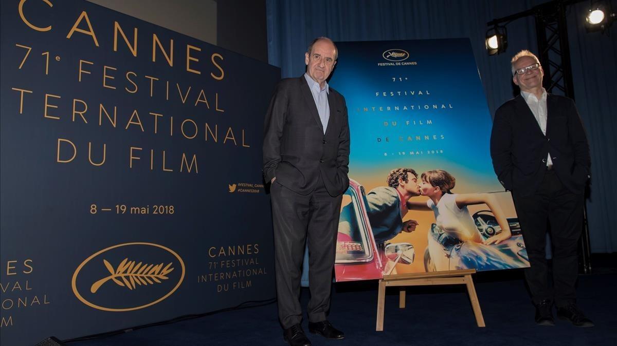 El delegado general del Festival de Cannes, Thierry Fremaux (derecha), y el presidente del Festival, Pierre Lescure, posan junto al póster del certamen durante la presentacion de las peliculas que optaran a la Palma de Oro y el resto de filmes
