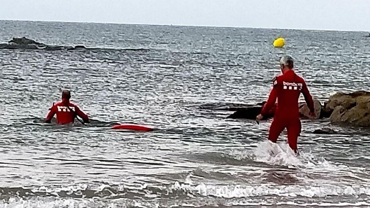 Els bombers rescaten una persona que feia pàdel surf a Cubelles Els bombers rescaten una persona que feia pàdel surf a Cubelles