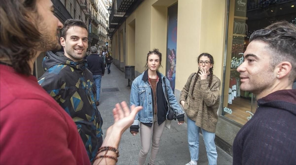 El sociólogo Javier Santoro (izquierda), junto a dos de sus alumnos del taller de seducción de día, Edu, a su izquierda, Jesús, a su derecha, hacen prácticas con dos chicas que han parado en el Portal de l’Àngel. El sociólogo Javier Santoro (izquierda), junto a dos de sus alumnos del taller de seducción de día, Edu, a su izquierda, Jesús, a su derecha, hacen prácticas con dos chicas que han parado en el Portal de l’Àngel.