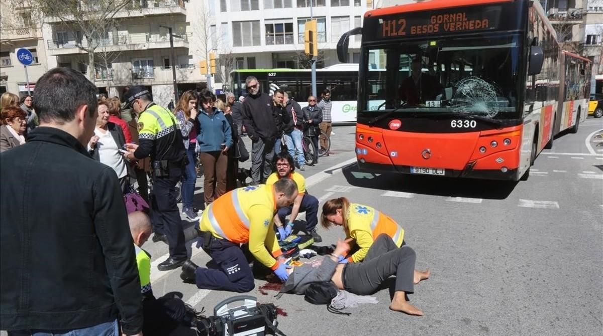 En estado crítico una ciclista arrollada por un autobús de línea en Barcelona En estado crítico una ciclista arrollada por un autobús de línea en Barcelona
